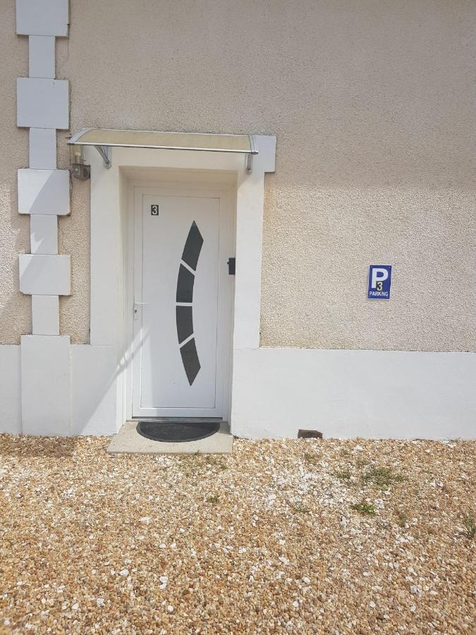 03 - Joli Studio Traversant Situe Au Rdc Avec 2 Lits, Tout Equipe Pour 1, 2 Ou 3 Personnes Maximum, Entree Independante Donnant Sur Parking Dont Une Place Est Reservee Devant La Porte, Grand Fourgon Possible Et Petit Jardin Sur L'Arriere Comme Une Ma Razac-sur-lʼIsle Exterior foto