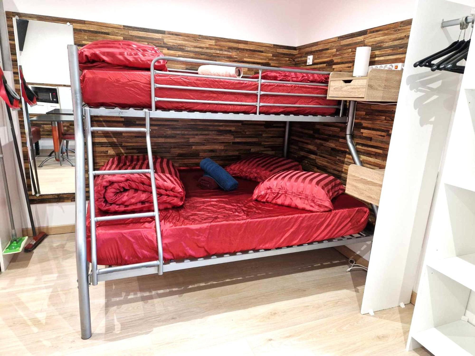 03 - Joli Studio Traversant Situe Au Rdc Avec 2 Lits, Tout Equipe Pour 1, 2 Ou 3 Personnes Maximum, Entree Independante Donnant Sur Parking Dont Une Place Est Reservee Devant La Porte, Grand Fourgon Possible Et Petit Jardin Sur L'Arriere Comme Une Ma Razac-sur-lʼIsle Exterior foto