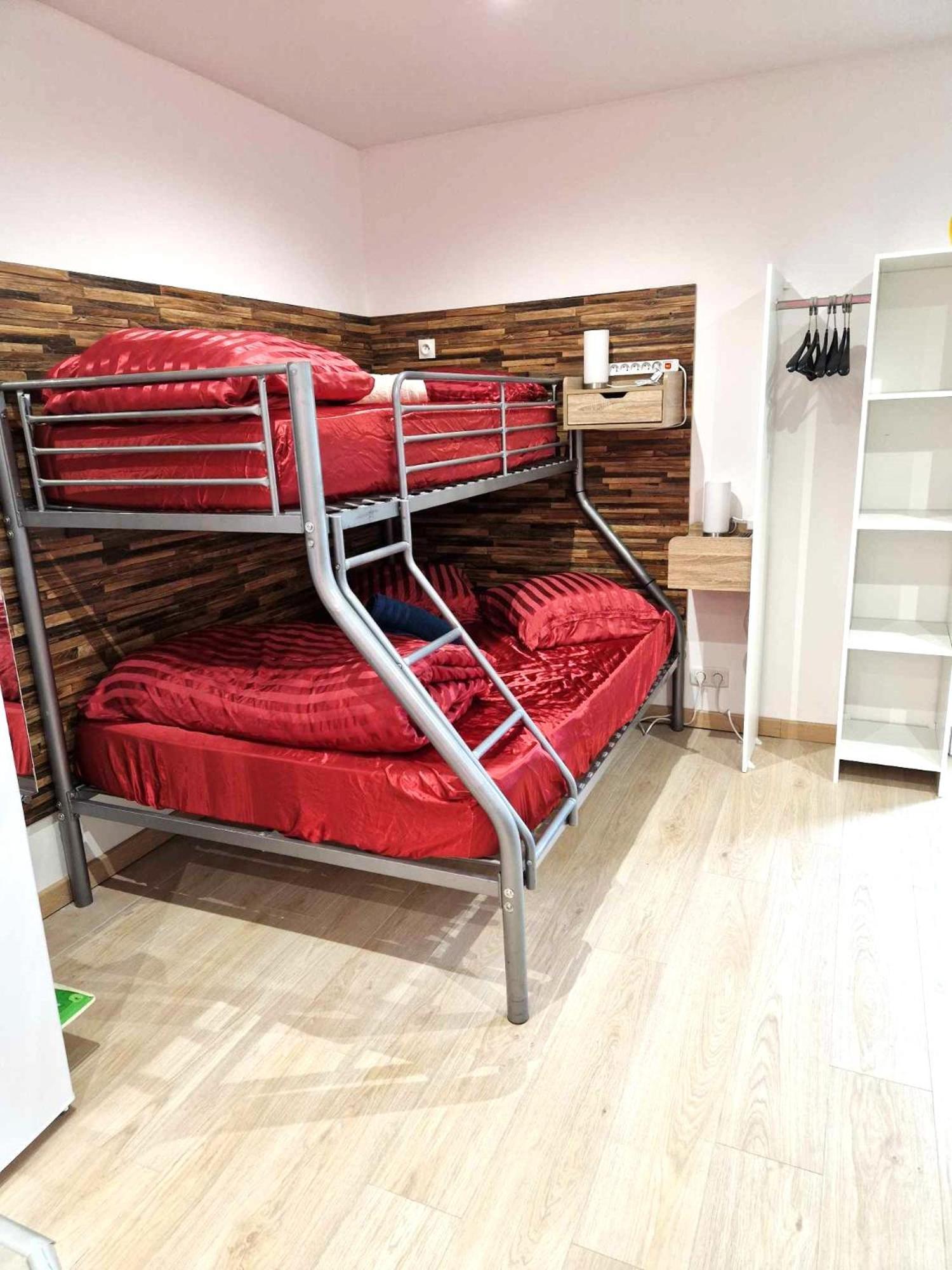 03 - Joli Studio Traversant Situe Au Rdc Avec 2 Lits, Tout Equipe Pour 1, 2 Ou 3 Personnes Maximum, Entree Independante Donnant Sur Parking Dont Une Place Est Reservee Devant La Porte, Grand Fourgon Possible Et Petit Jardin Sur L'Arriere Comme Une Ma Razac-sur-lʼIsle Exterior foto