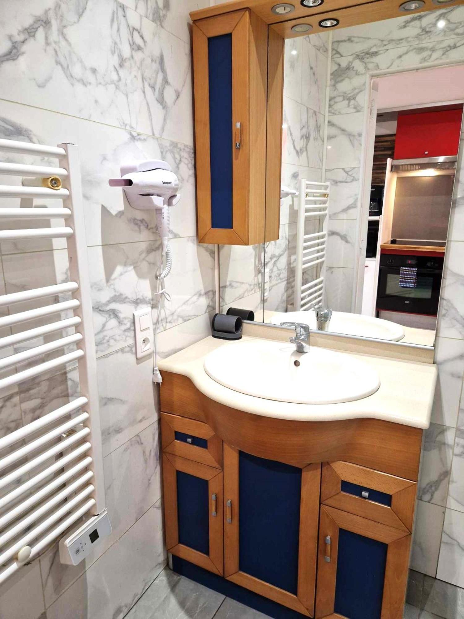 03 - Joli Studio Traversant Situe Au Rdc Avec 2 Lits, Tout Equipe Pour 1, 2 Ou 3 Personnes Maximum, Entree Independante Donnant Sur Parking Dont Une Place Est Reservee Devant La Porte, Grand Fourgon Possible Et Petit Jardin Sur L'Arriere Comme Une Ma Razac-sur-lʼIsle Exterior foto
