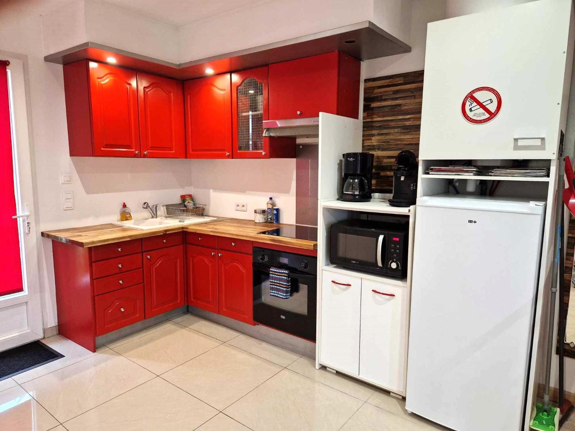 03 - Joli Studio Traversant Situe Au Rdc Avec 2 Lits, Tout Equipe Pour 1, 2 Ou 3 Personnes Maximum, Entree Independante Donnant Sur Parking Dont Une Place Est Reservee Devant La Porte, Grand Fourgon Possible Et Petit Jardin Sur L'Arriere Comme Une Ma Razac-sur-lʼIsle Exterior foto