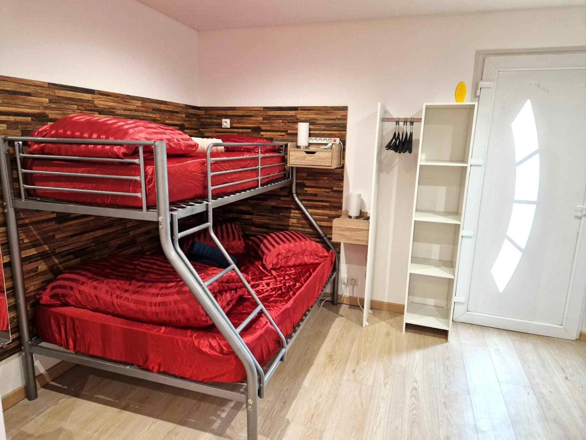 03 - Joli Studio Traversant Situe Au Rdc Avec 2 Lits, Tout Equipe Pour 1, 2 Ou 3 Personnes Maximum, Entree Independante Donnant Sur Parking Dont Une Place Est Reservee Devant La Porte, Grand Fourgon Possible Et Petit Jardin Sur L'Arriere Comme Une Ma Razac-sur-lʼIsle Exterior foto