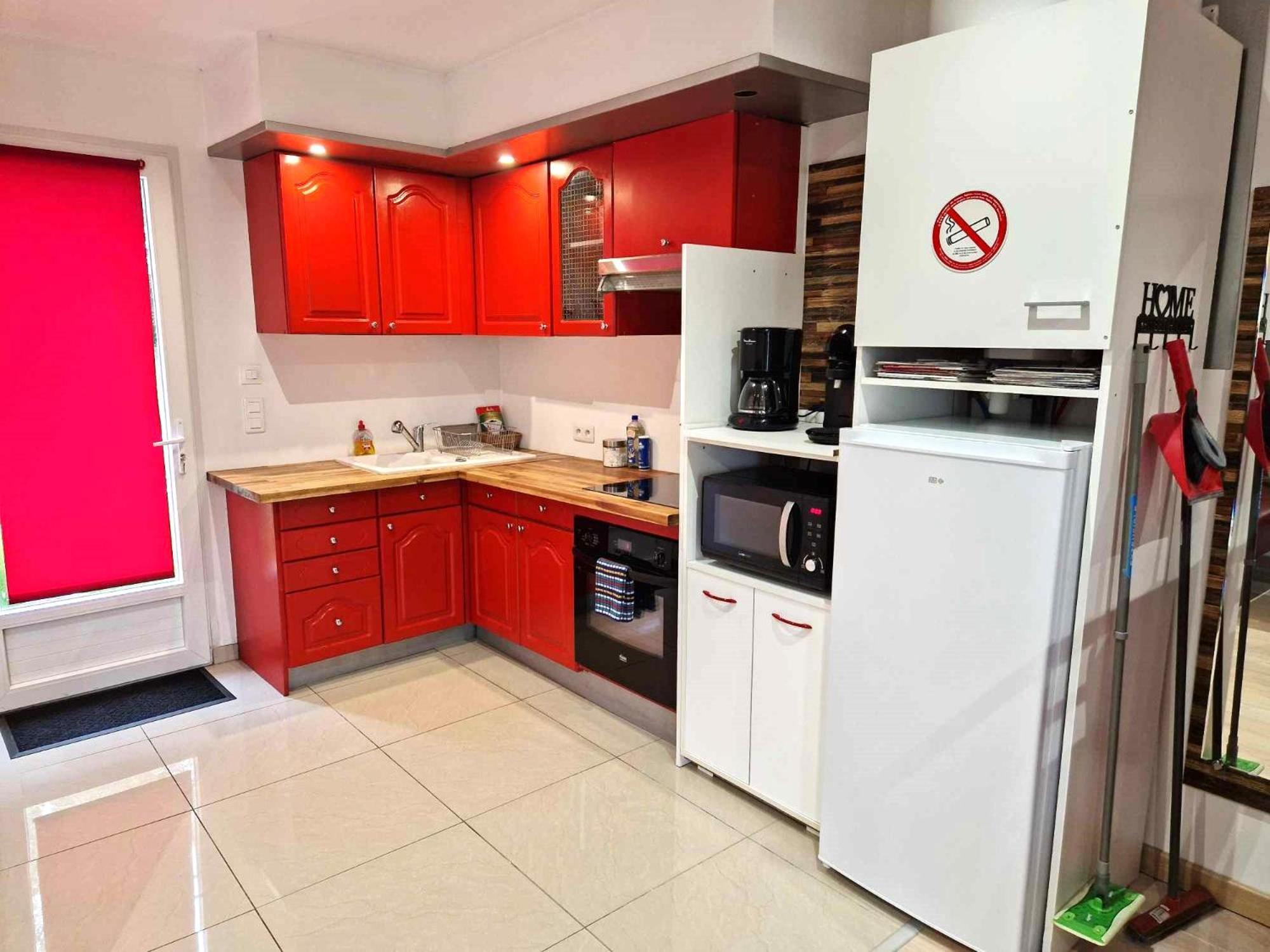 03 - Joli Studio Traversant Situe Au Rdc Avec 2 Lits, Tout Equipe Pour 1, 2 Ou 3 Personnes Maximum, Entree Independante Donnant Sur Parking Dont Une Place Est Reservee Devant La Porte, Grand Fourgon Possible Et Petit Jardin Sur L'Arriere Comme Une Ma Razac-sur-lʼIsle Exterior foto