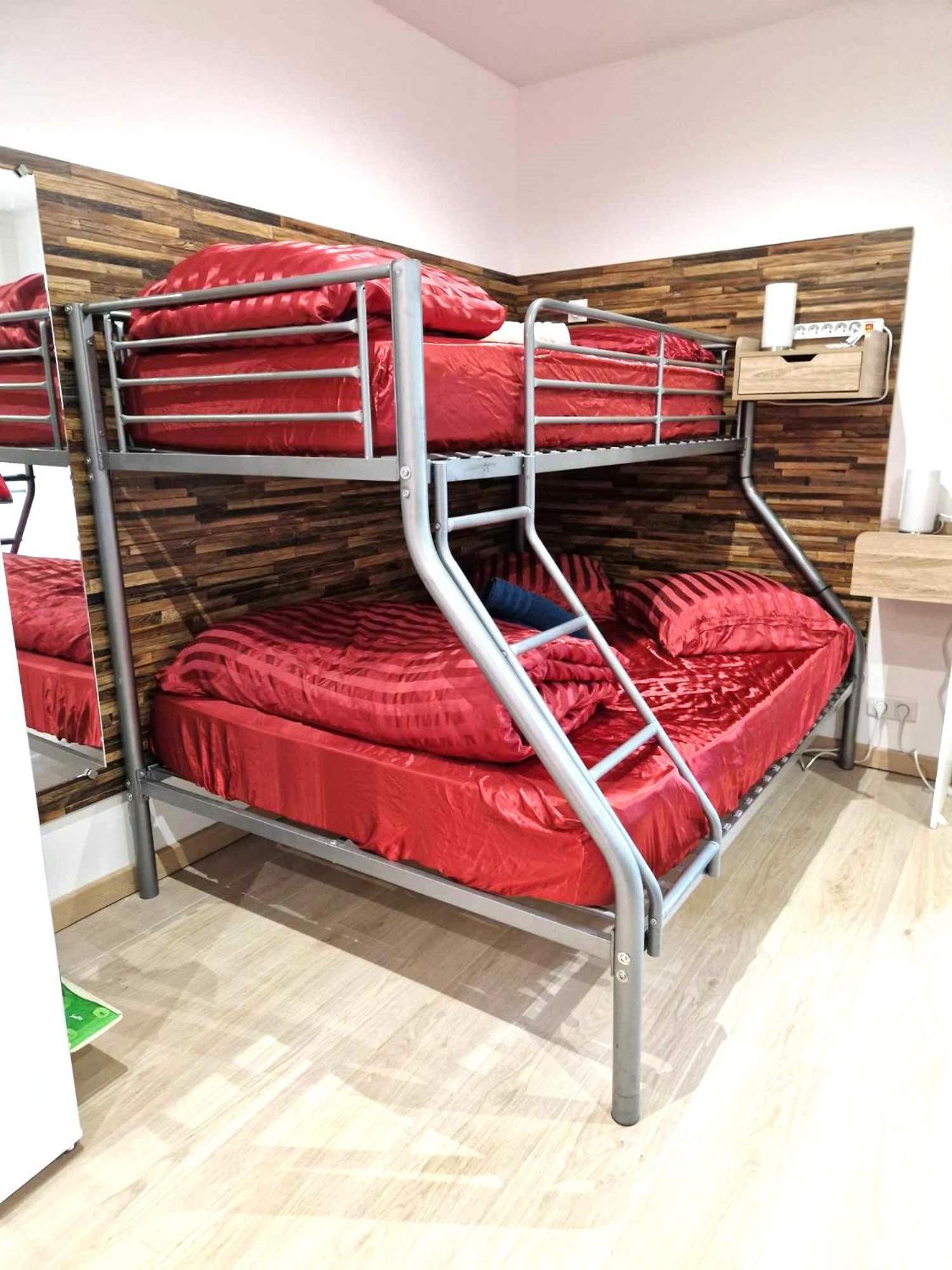 03 - Joli Studio Traversant Situe Au Rdc Avec 2 Lits, Tout Equipe Pour 1, 2 Ou 3 Personnes Maximum, Entree Independante Donnant Sur Parking Dont Une Place Est Reservee Devant La Porte, Grand Fourgon Possible Et Petit Jardin Sur L'Arriere Comme Une Ma Razac-sur-lʼIsle Exterior foto